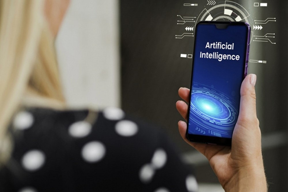 Samsung emeli intellekt ornaşdyrylan we internetsiz işläp bilýän täze smratfonyny tanyşdyrar 