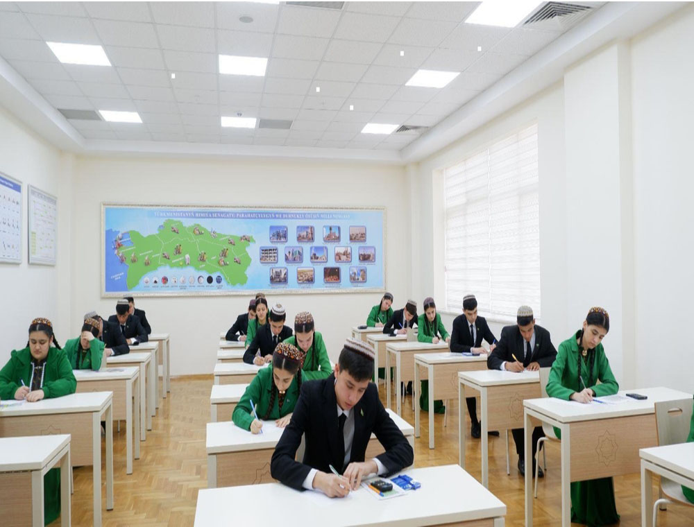 Mekdep okuwçylarynyň arasynda okuw dersleri boýunça geçirilýän “Altyn asyryň altyn zehinleri” atly bäsleşigi